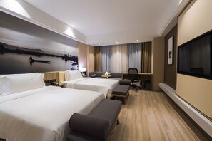 Bàn, màn/rèm cản sáng, truy cập Internet không dây miễn phí 