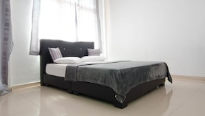 Une chambre à coucher avec un lit, des rideaux et une fenêtre.