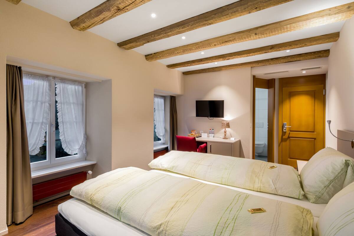 Minibar, escritorio, cunas (de pago) y wifi gratis