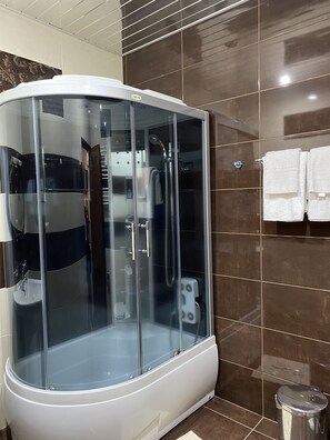 Standard Quadruple Room | Bathroom | Combined shower/bathtub, free toiletries, hair dryer, bathrobes - Christy Hotel (Goris)