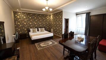 Junior Suite | Premium bedding, Select Comfort beds, desk, laptop workspace