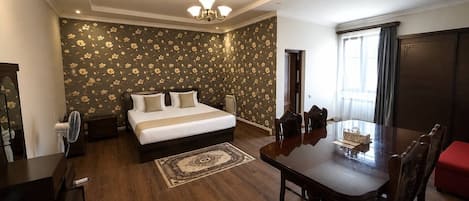 Junior Suite | Premium bedding, Select Comfort beds, desk, laptop workspace