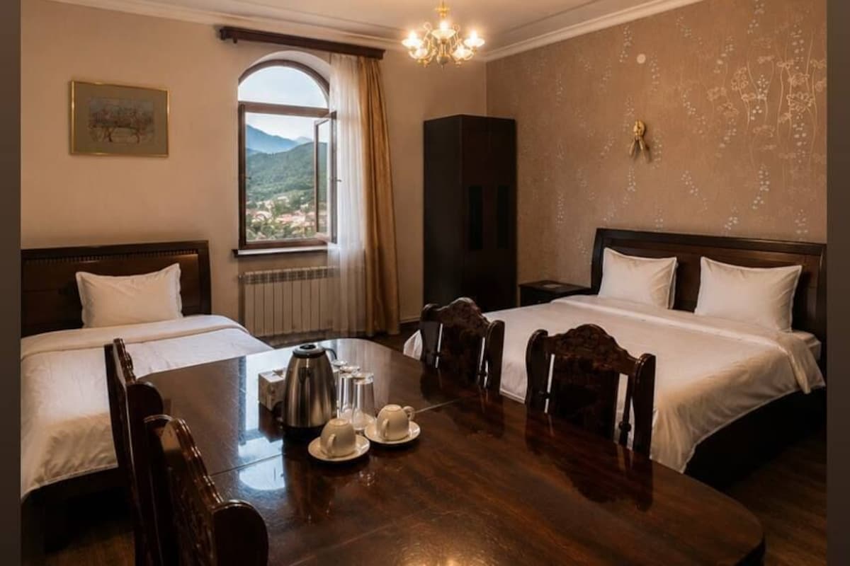 Standard-Dreibettzimmer | Hochwertige Bettwaren, Select-Comfort-Betten, Schreibtisch