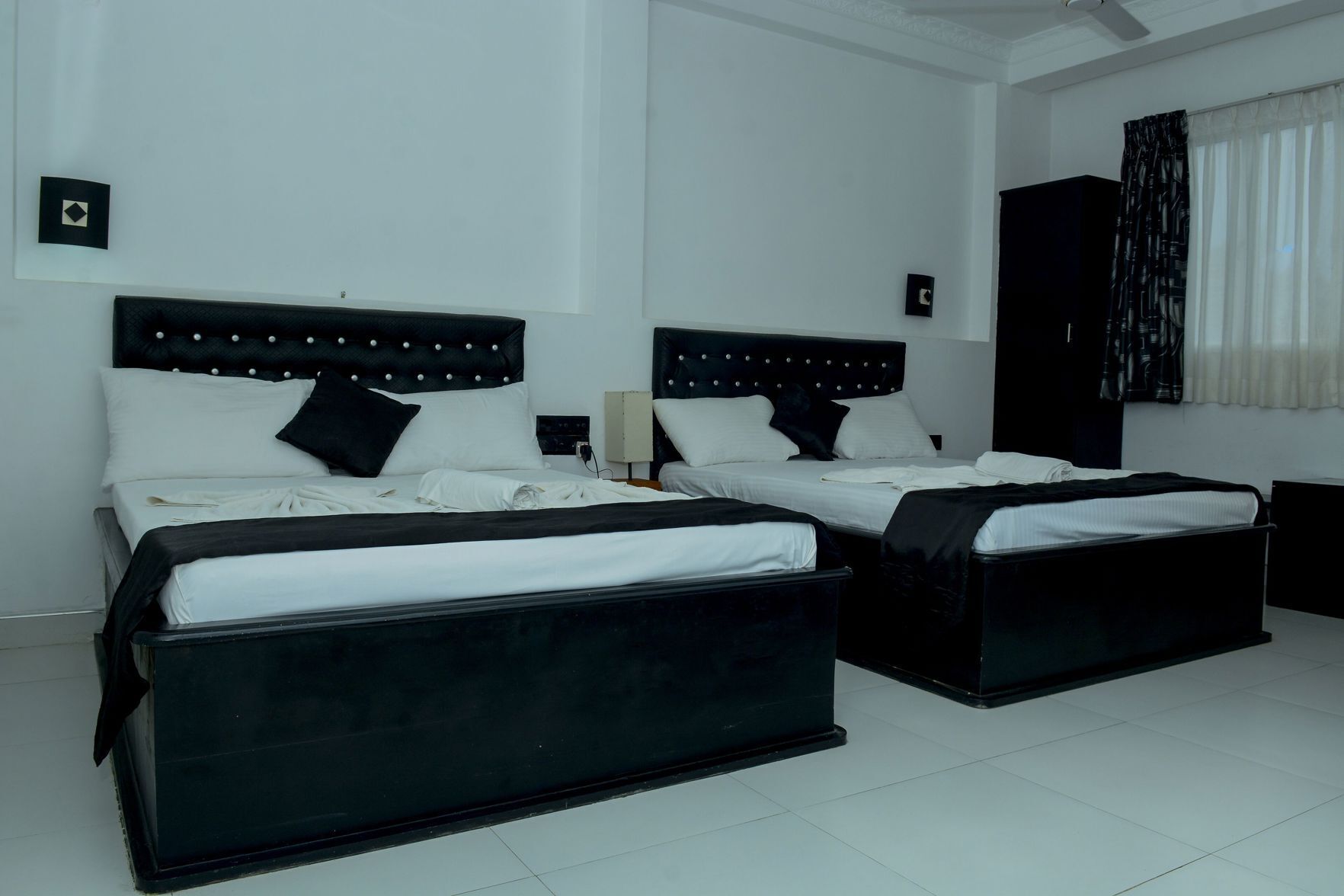 Egyptian cotton sheets, premium bedding, in-room safe, blackout curtains