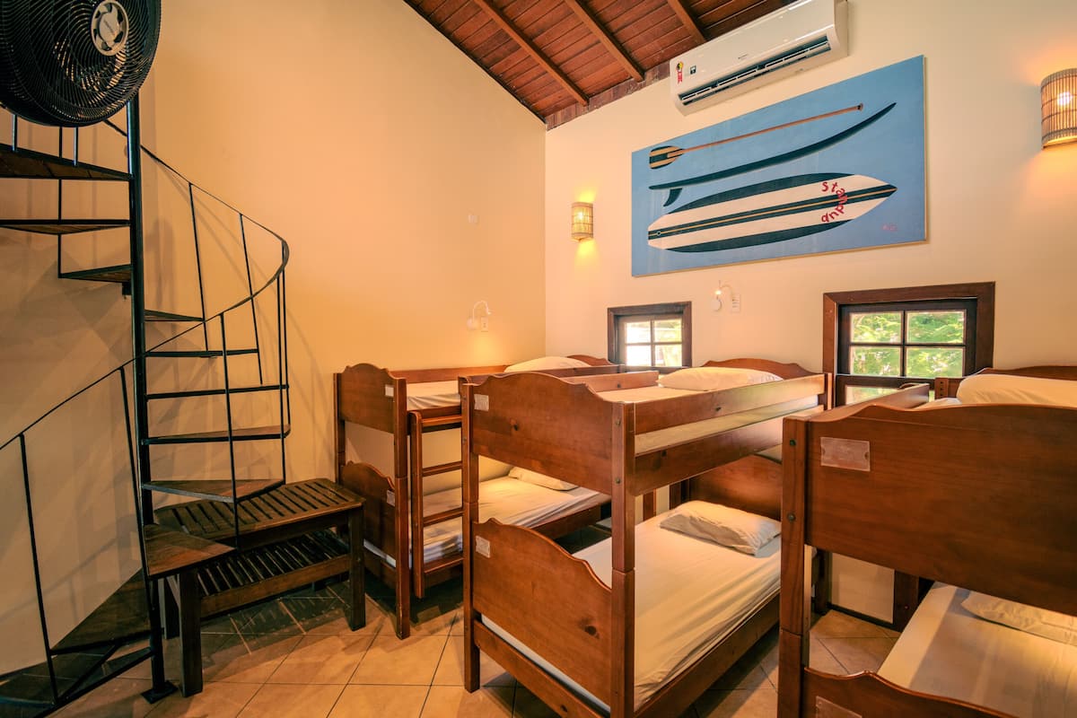Dormitorio ensuite compartilhado misto 11 camas | 1 habitación, cortinas blackout, wifi gratis y ropa de cama