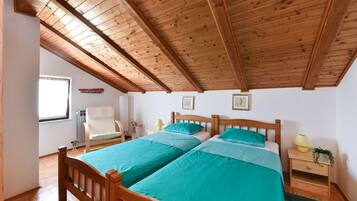 1 bedroom, desk, free cots/infant beds, free WiFi