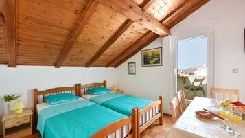 1 bedroom, desk, free cots/infant beds, free WiFi