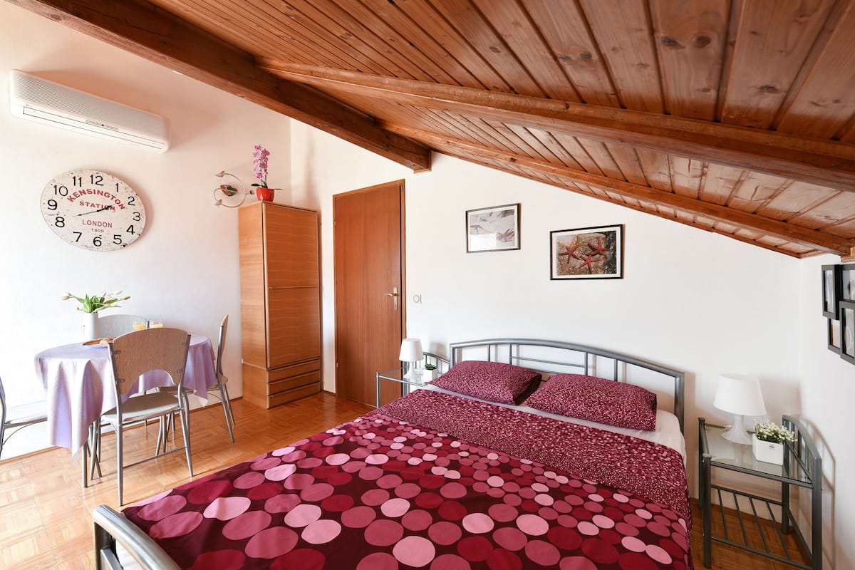 Apartamento, 1 habitación, balcón | 1 dormitorio, escritorio, cunas gratuitas y wifi gratis