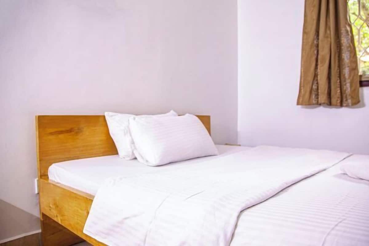 1 bedroom, desk, laptop workspace, iron/ironing board (on request)