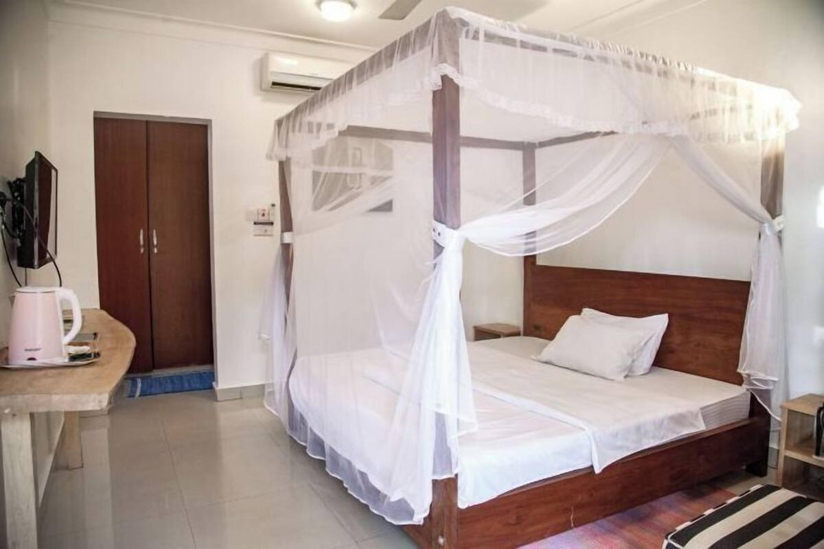 1 bedroom, desk, laptop workspace, iron/ironing board (on request)