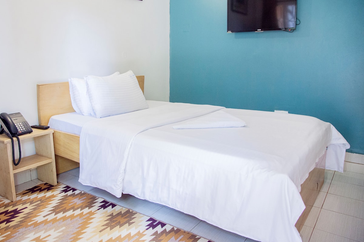 Business Single Room, 1 Bedroom | 1 bedroom, desk, laptop workspace, iron/ironing board