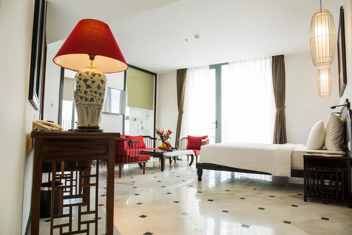 2 bedrooms, minibar, in-room safe, desk