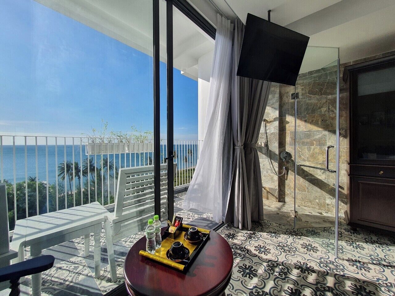 Frigobar, cofres nos quartos, escrivaninha, cortinas blackout