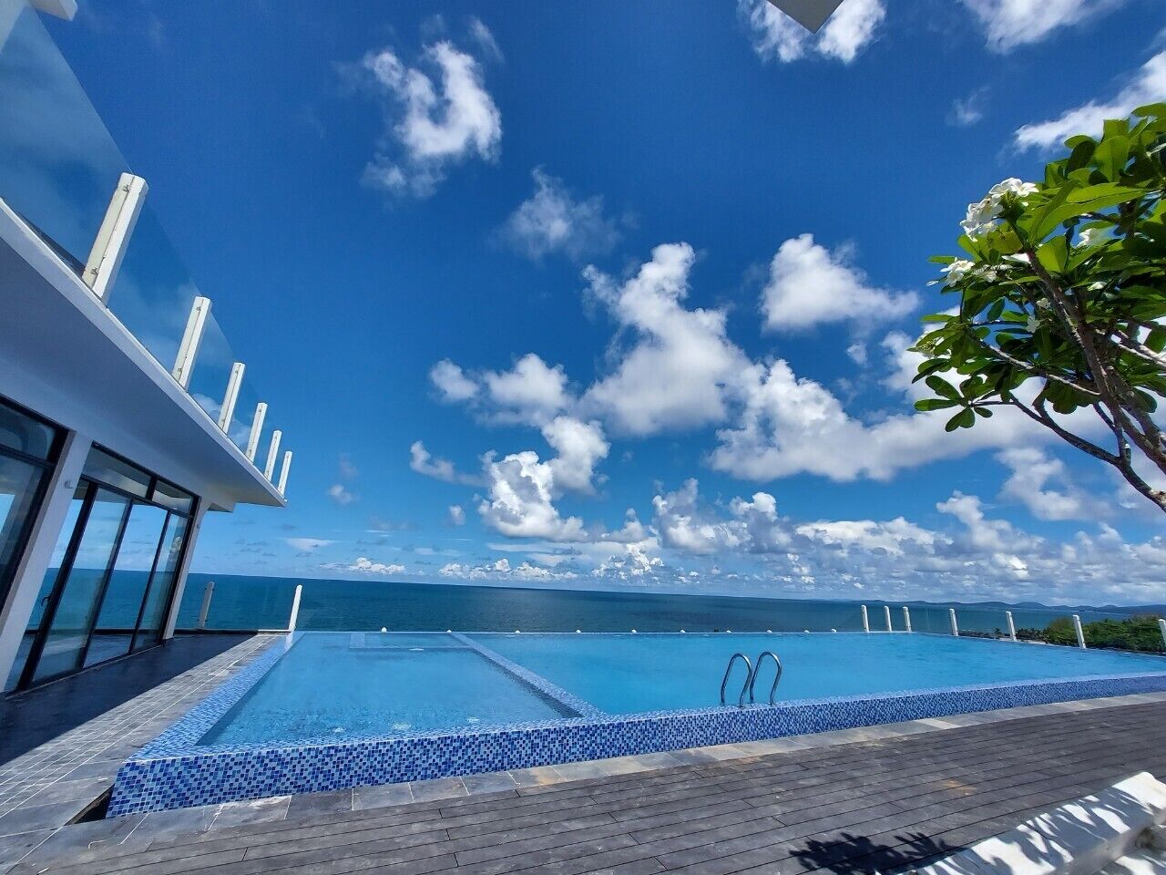 Minibar, in-room safe, desk, blackout drapes