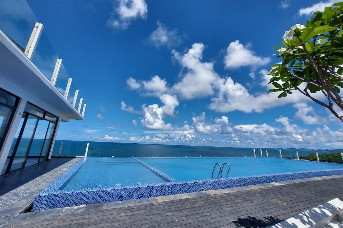 Minibar, in-room safe, desk, blackout drapes