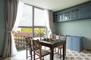 Familiekamer, uitzicht op bergen | Privékeuken | Een koffiezetapparaat/waterkoker, een waterkoker