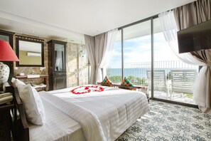 頂級套房 (Balcony) | 迷你吧、客房內保險箱、書桌、遮光布/窗簾