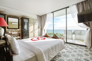 Minibar, caja de seguridad en la habitación y escritorio 