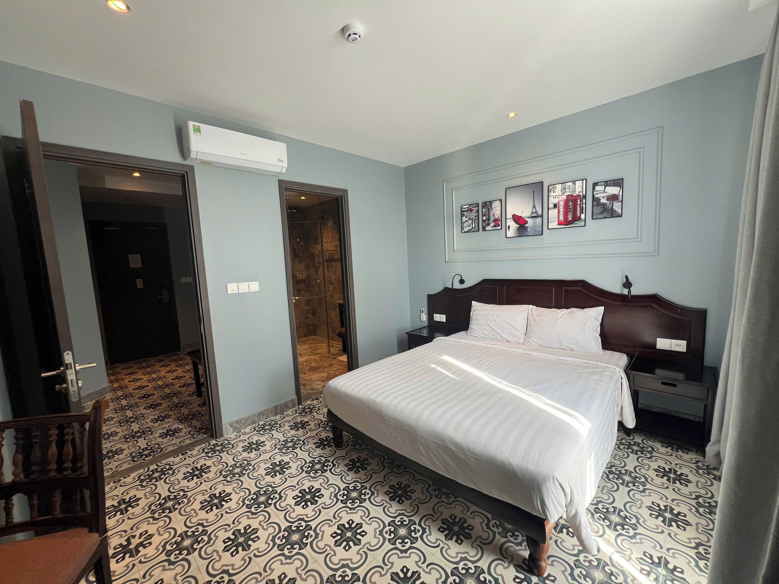 家庭房, 山景 | 迷你吧、客房内保险箱、办公桌、遮光窗帘