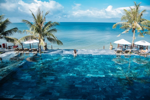 3 outdoor pools