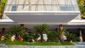 En moderne bygning med skilt, der viser "The Palm Phu Quoc Resort & Spa".