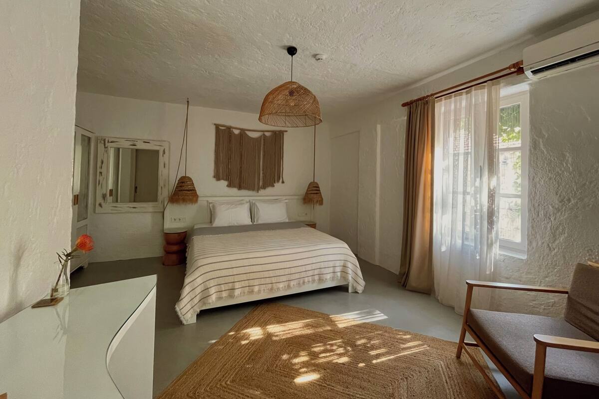 Standard Double Room | 1 bedroom, premium bedding, minibar, in-room safe