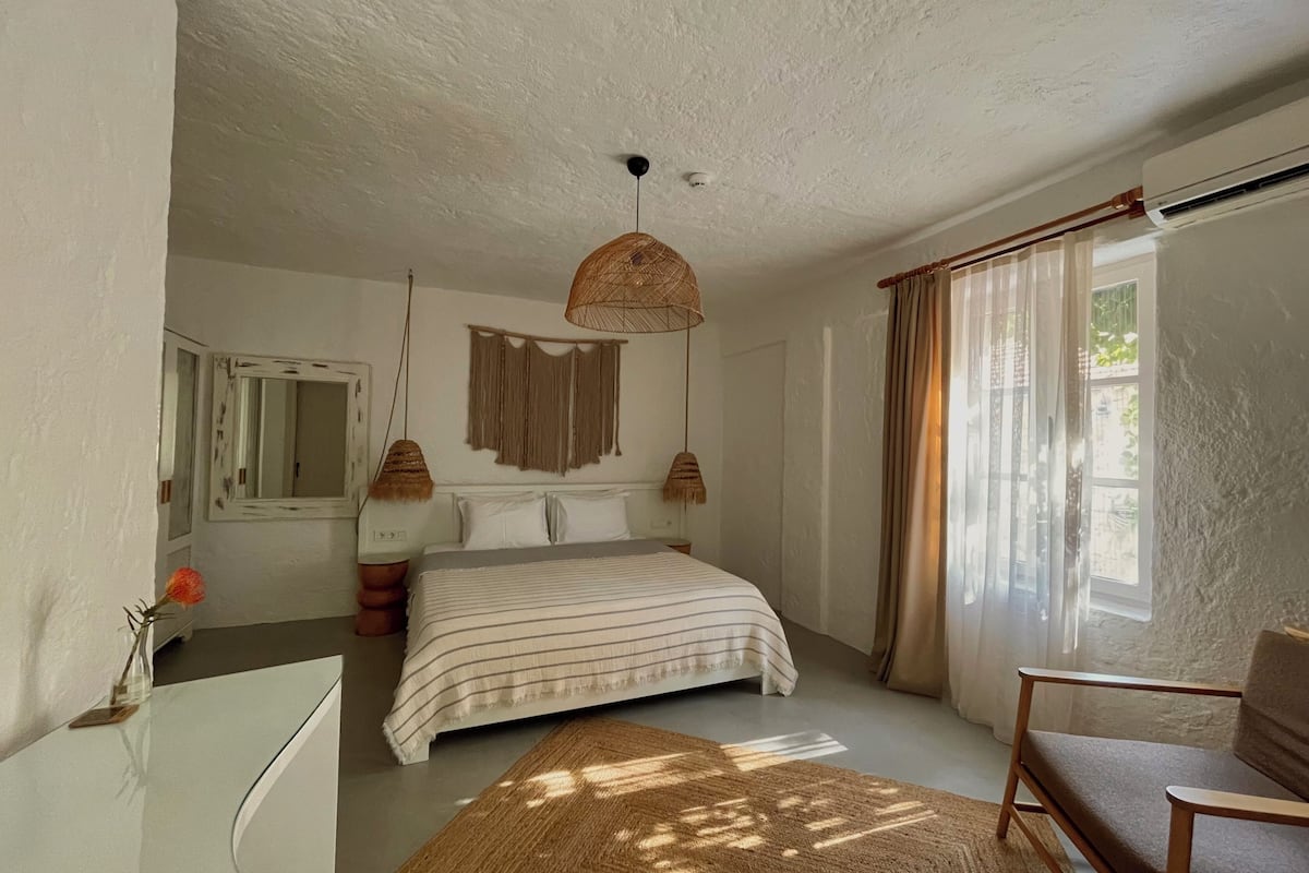 Deluxe kamer | 1 slaapkamer, luxe beddengoed, een minibar, een kluis op de kamer