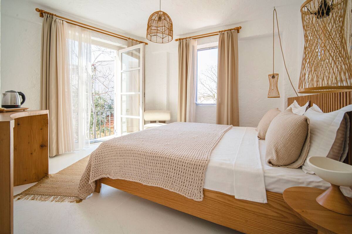 Standard Double Room | 1 bedroom, premium bedding, minibar, in-room safe