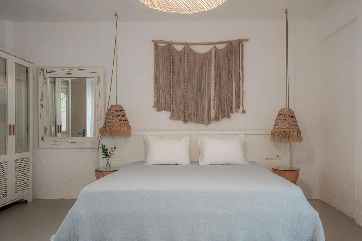 Deluxe Room | 1 bedroom, premium bedding, minibar, in-room safe