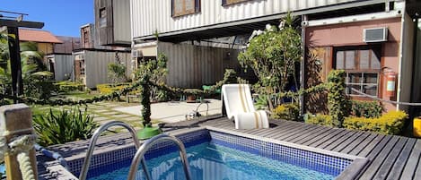 Ulkouima-allas, aurinkotuoleja