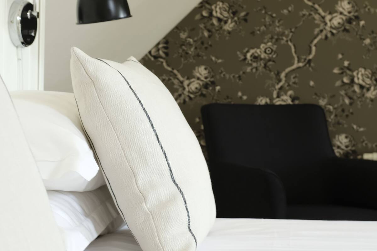 romantic double room | individually decorated, individually furnished, desk, blackout curtains