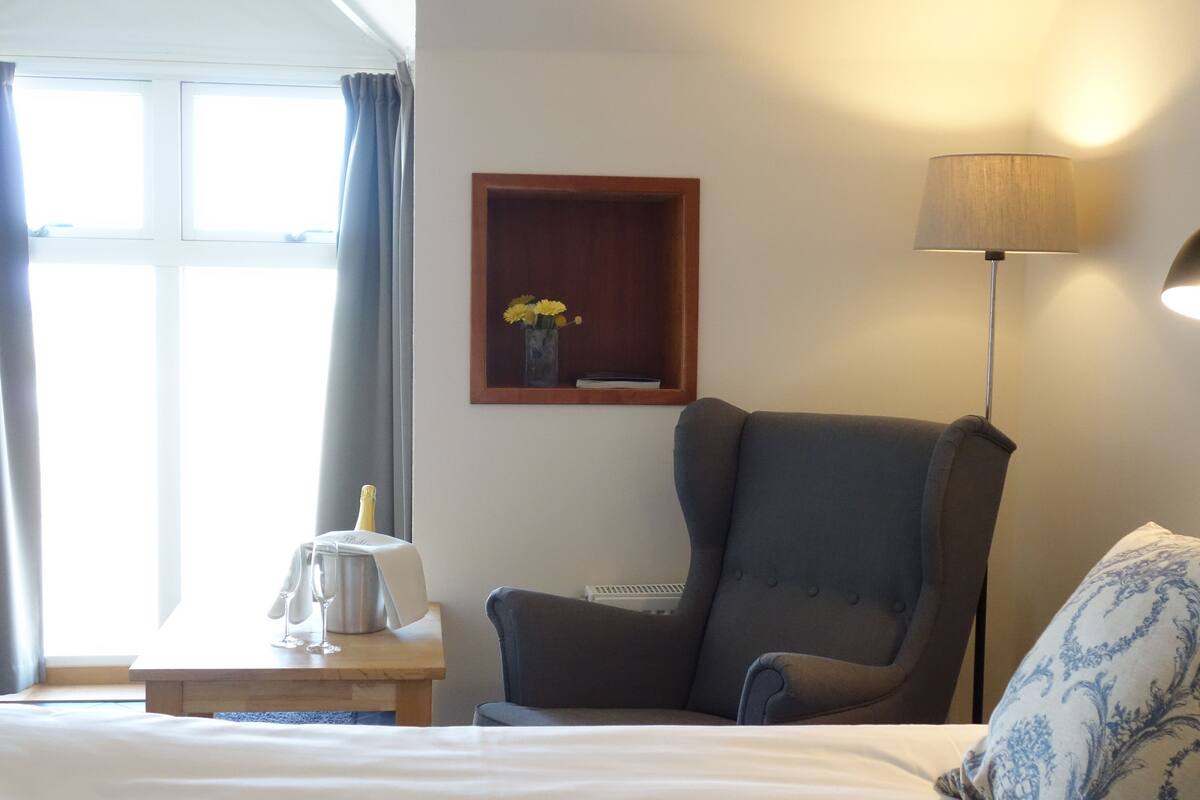 single room | individually decorated, individually furnished, desk, blackout curtains