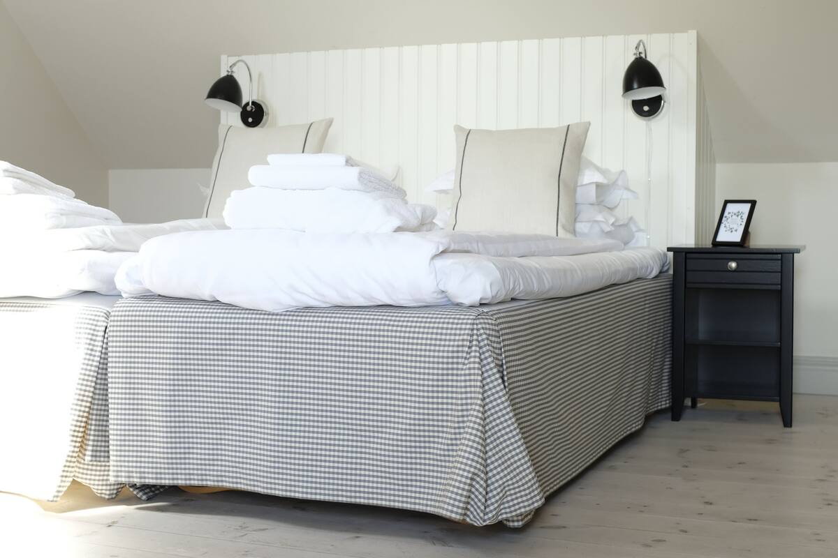 Habitación doble romántica | Decoración personalizada, muebles diferentes y escritorio