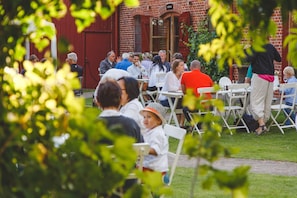 Outdoor dining - Flädie Mat & Vingård (Bjarred)
