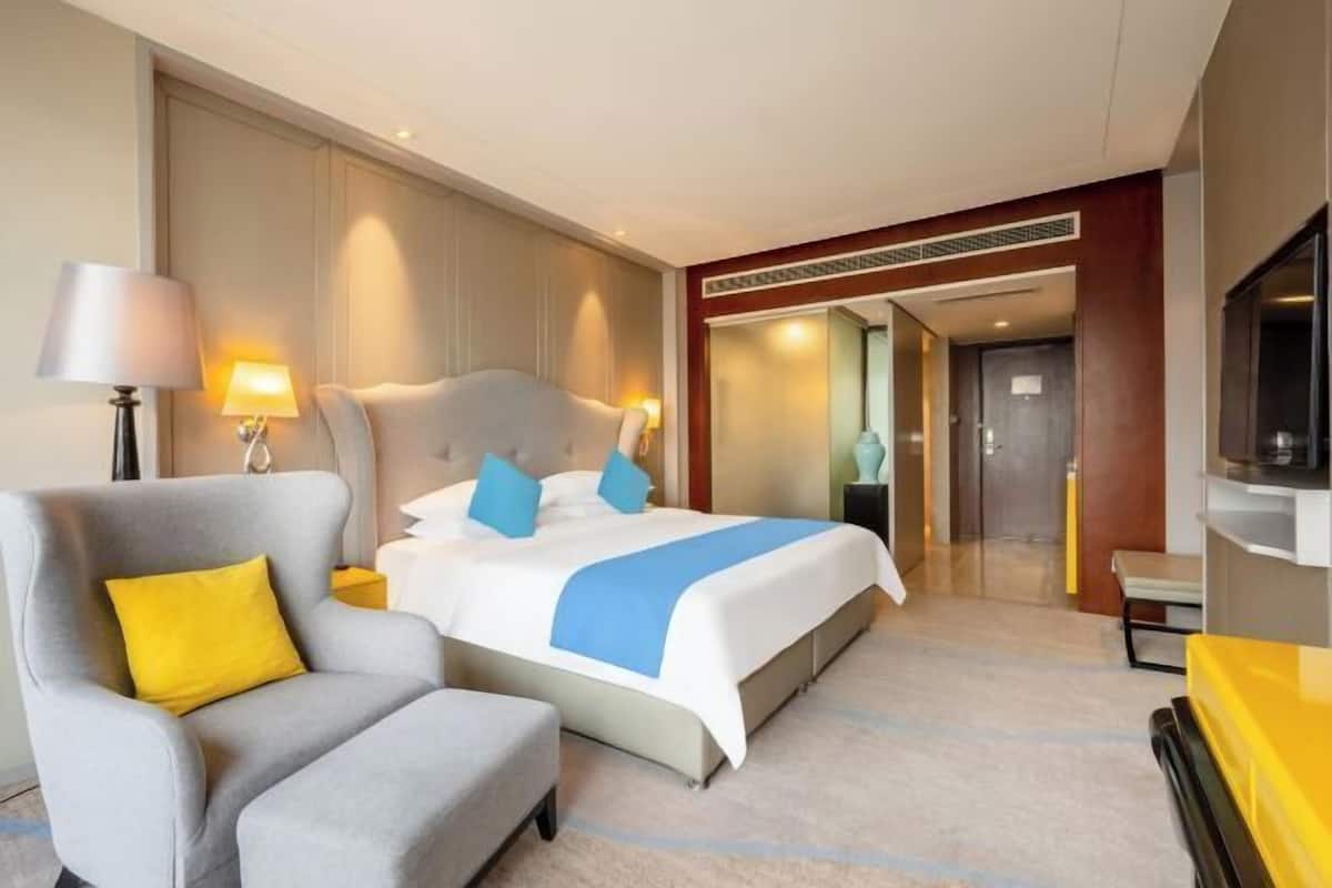 In-room safe, desk, iron/ironing board, free WiFi