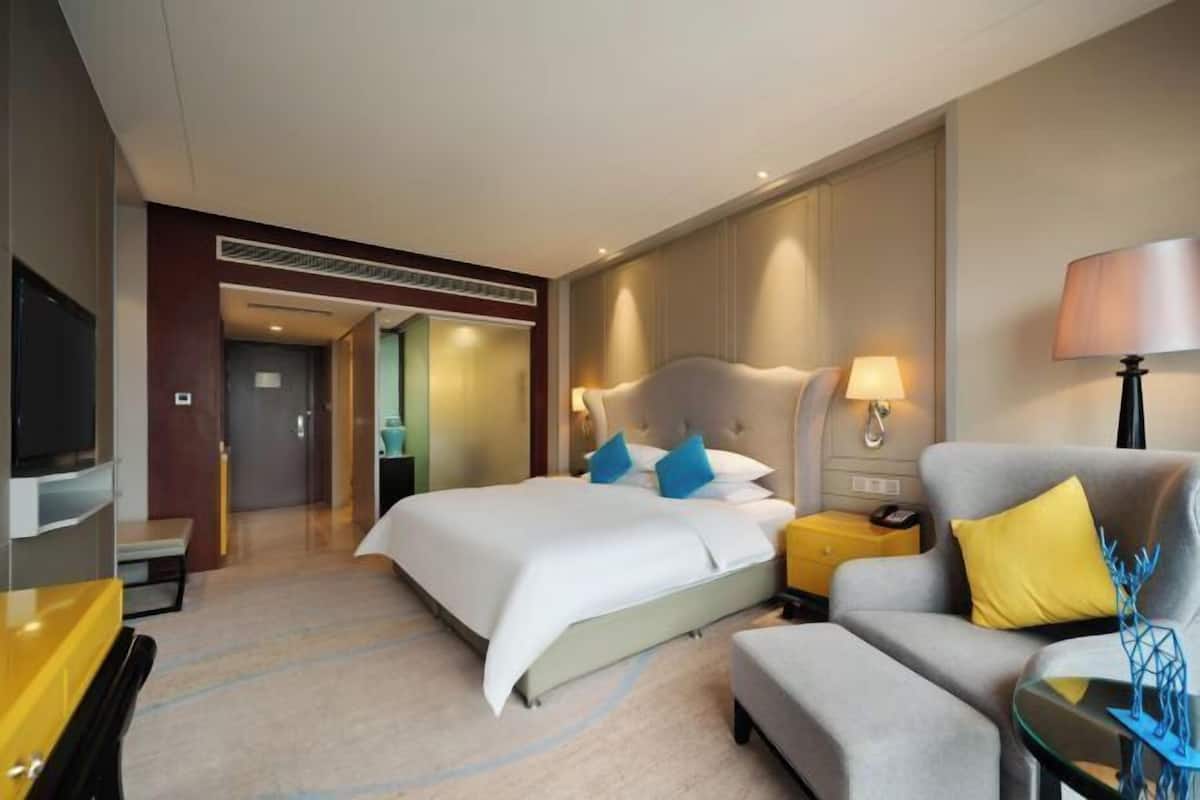 In-room safe, desk, iron/ironing board, free WiFi