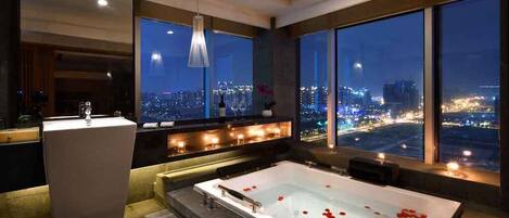 Signature Suite | Bathroom | Free toiletries, hair dryer, bathrobes, slippers