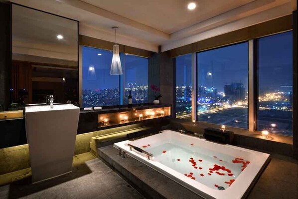 Signature Suite | Bathroom | Free toiletries, hair dryer, bathrobes, slippers - Chengdu Bvstin Boutique Hotel (Chengdu)