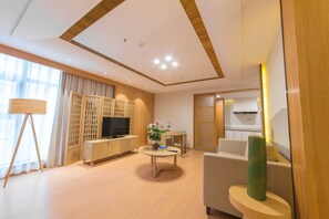 Signature-Suite | Wohnbereich | 43-Zoll-LCD-Fernseher mit Satellitenempfang, Fernseher