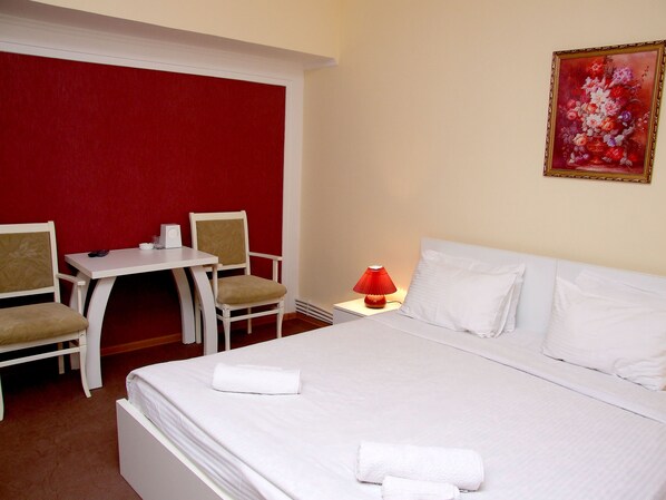 Comfort Double or Twin Room, 1 Bedroom | In-room safe, desk, soundproofing, iron/ironing board