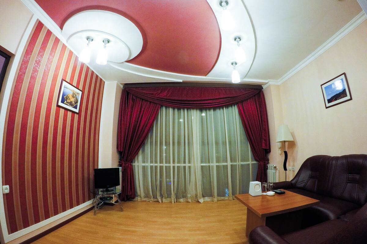 Deluxe Suite, 1 Bedroom, Mountain View | Living room