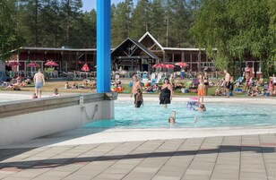 2 outdoor pools, sun loungers