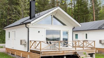 Deluxe Cabin (Excluding Towels, Sheets, Cleaning) | Terrace/patio