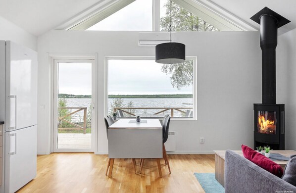 إطلالة على البحيرة