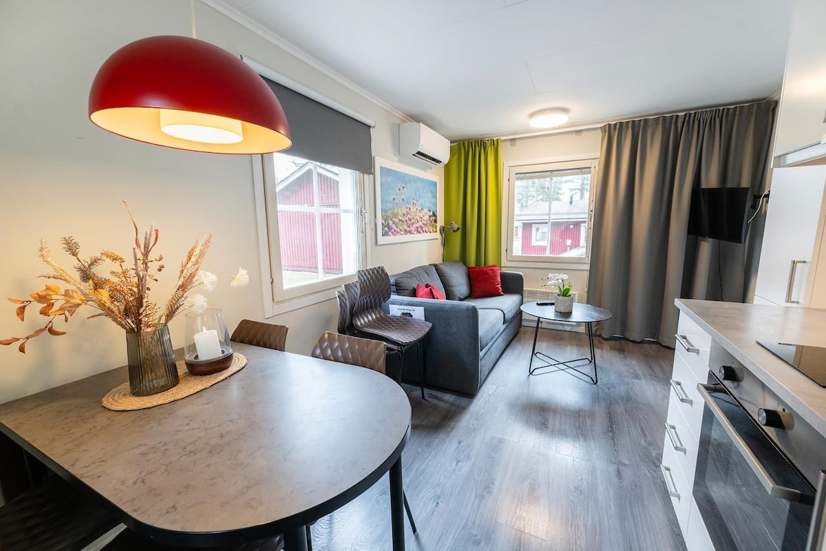 Mökki, 2 makuuhuonetta (Excluding Towels, Sheets, Cleaning) | Yksityinen keittiö | Jääkaappi, liesi, keittoastiat/astiat/ruokailuvälineet