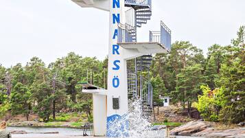 Una plataforma de buceo con el nombre 'GUNARSO' y una escalera que conduce hasta ella.