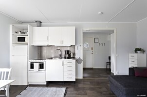 Cottage, 1 Bedroom (2) | Private kitchen | Fridge, microwave, coffee/tea maker, cookware/dishes/utensils