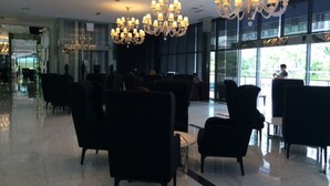 Lobby sitting area - Lemco @ Azure Urban Resort Residences (Parañaque)