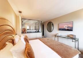 Ropa de cama de alta calidad y caja de seguridad en la habitación 