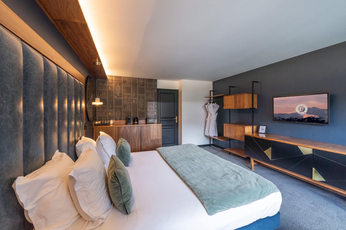 Family Room | Premium bedding, in-room safe, iron/ironing board, free WiFi